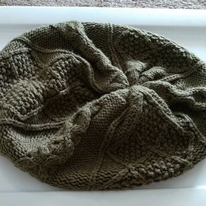 A green beanie that u can wear as a hat in the 2nd